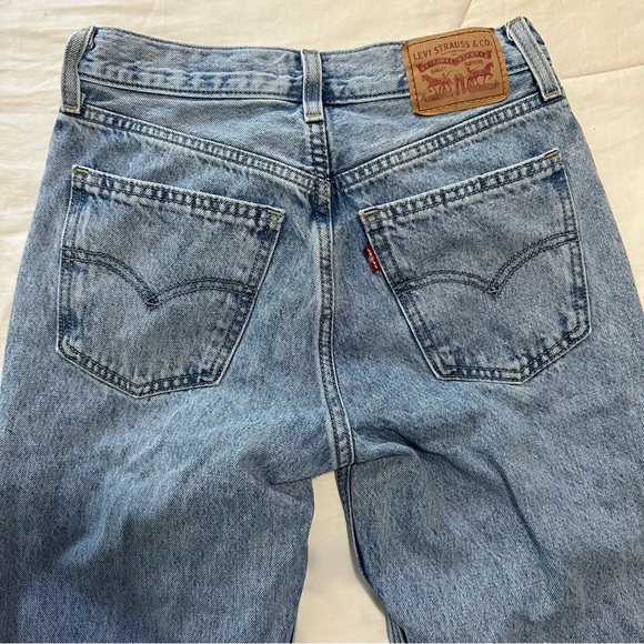 Light wash straight Levi’s jeans - Picture 3 of 6